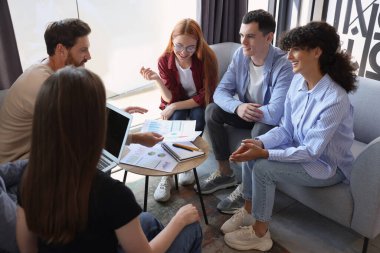 Ofiste birlikte çalışan bir ekip. Başlangıç projesi