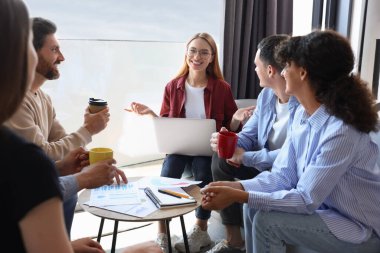 Ofiste birlikte çalışan bir ekip. Başlangıç projesi