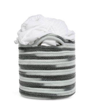 Çamaşır sepetinin beyaza izole edilmiş kıyafetleri