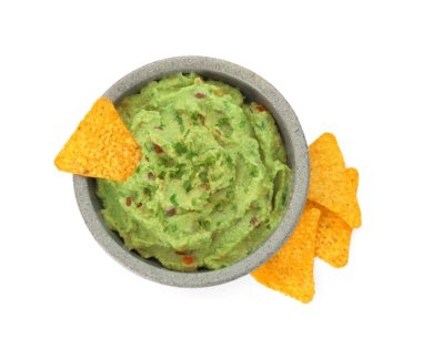 Bir kase leziz guacamole ve cips, beyaza izole edilmiş.