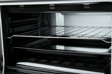 Elektrikli fırını aç, yakından bak. Yemek pişirme aygıtı