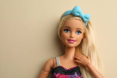 Mykolaiv, Ukrayna - 4 Eylül 2023: Bej arka planda güzel Barbie bebek, metin için boşluk