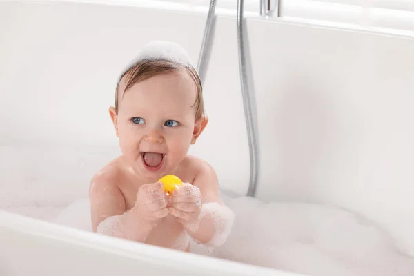 Cute Little Baby Zabawką Kąpieli Wannie Domu — Zdjęcie stockowe