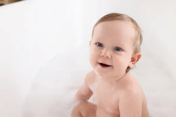 Cute Little Baby Kąpieli Wannie Domu — Zdjęcie stockowe