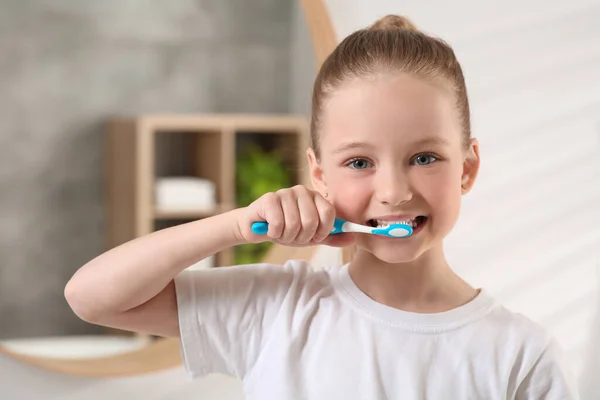 Χαριτωμένο Κοριτσάκι Βουρτσίζει Δόντια Της Πλαστική Οδοντόβουρτσα Στο Μπάνιο — Φωτογραφία Αρχείου