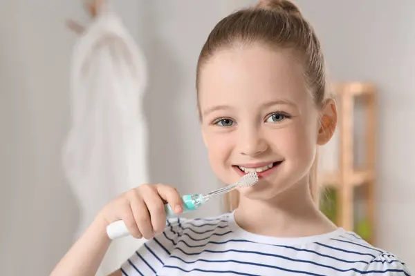 Menina Bonito Escovar Dentes Com Escova Dentes Elétrica Banheiro — Fotografia de Stock