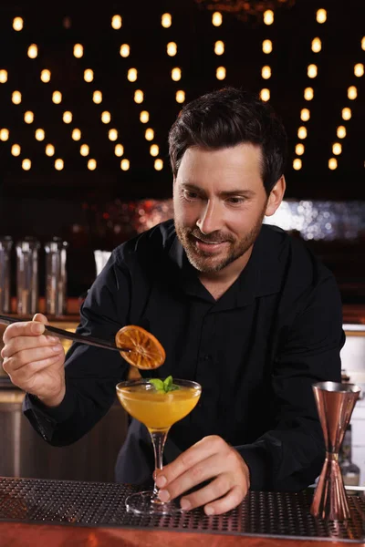 Barman Připravuje Čerstvý Alkoholický Koktejl Baru — Stock fotografie