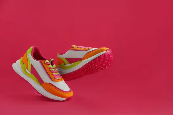 Pembe Arka Planda Yükselen Şık Renkli Spor Ayakkabılar Metin Için — Stok fotoğraf