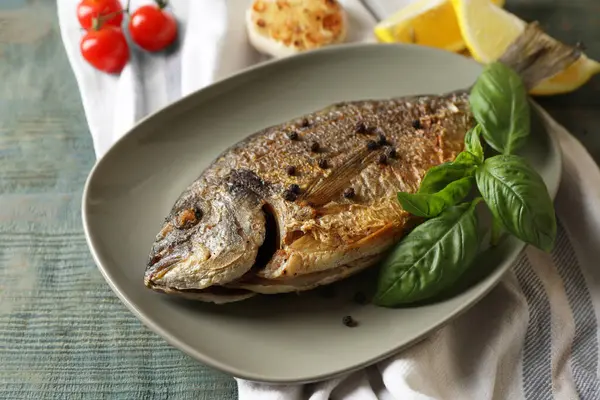 Delizioso Pesce Dorado Con Basilico Spezie Sul Tavolo Legno — Foto Stock