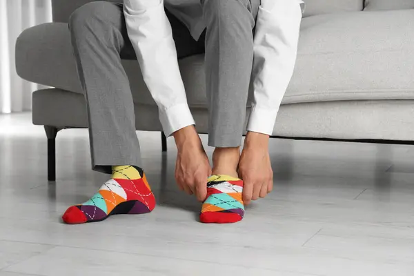 Çerde Renkli Çoraplar Giyen Adam Yakın Plan — Stok fotoğraf