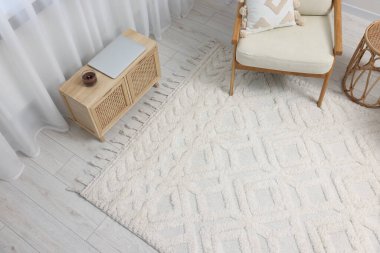 Yumuşak beyaz halısı ve mobilyası olan şık bir oturma odası. İç tasarım