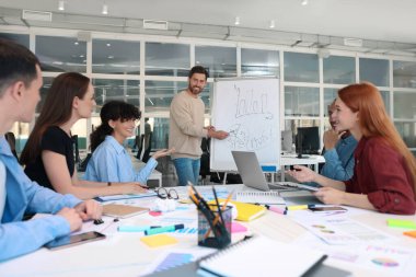 Çalışanlardan oluşan bir ekip ofisinde toplantı yapıyor. Başlangıç projesi