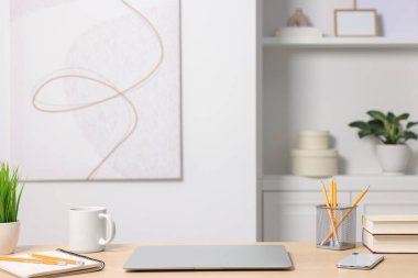 Merkez ofis. Laptop, fincan ve kırtasiye malzemeleri kapalı masa üzerinde. Metin için boşluk