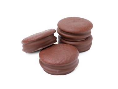 Birçok lezzetli çikolatalı turta beyazda izole edilmiş.