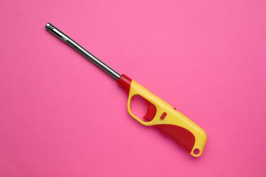 Pembe arka planda bir gaz çakmağı, üst görünüm
