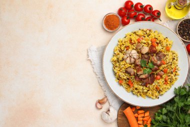 Lezzetli pilav ve bej masadaki ürünler. Metin için boşluk