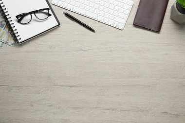 Düz kompozisyon, pasaport, defter ve klavye, ahşap masa, yazı için boşluk. İş gezisi