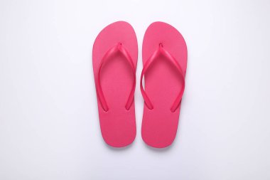 Beyaz arkaplanda pembe parmak arası terlikler, üst görünüm