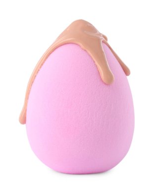 Beyaz tenli pembe makyaj süngeri.