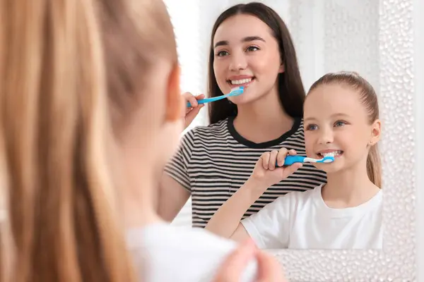 Mãe Sua Filha Escovando Dentes Juntos Perto Espelho Dentro Casa — Fotografia de Stock