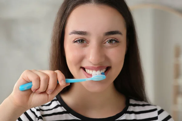 Jovem Escovar Dentes Com Escova Dentes Plástico Dentro Casa Close — Fotografia de Stock