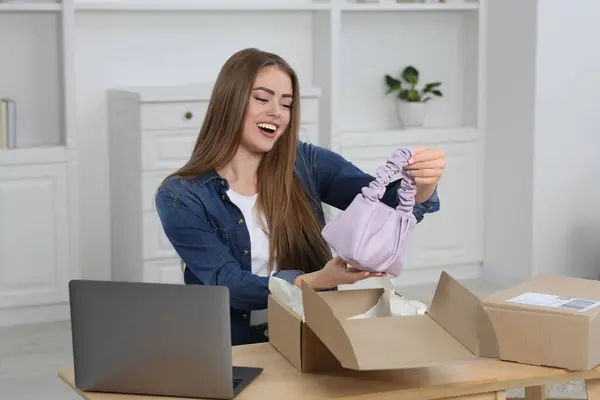 Mujer Feliz Desempacando Paquete Casa Tienda Online —  Fotos de Stock