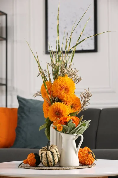 방에서 테이블에 꽃다발과 — 스톡 사진