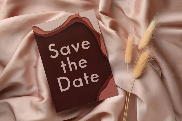 Gyönyörű Esküvői Meghívó Date Kifejezéssel Száraz Virágok Rózsaszín Szövet Lapos — Stock Fotó