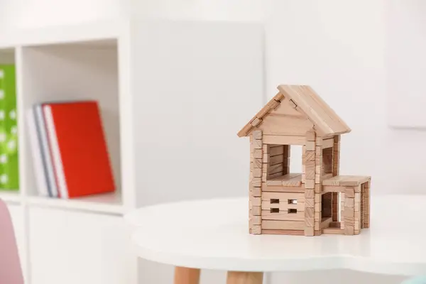 Holzhaus Auf Weißem Tisch Drinnen Platz Für Text Kinderspielzeug — Stockfoto