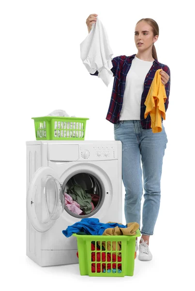 白い背景の洗濯機の近くの洗濯機が付いている美しい若い女性 — ストック写真