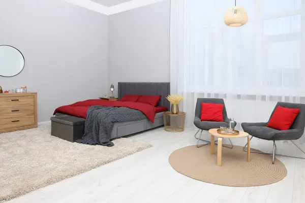 Стильна Спальня Зручним Ліжком Кріслами Столом Дизайн Інтер Єру — стокове фото