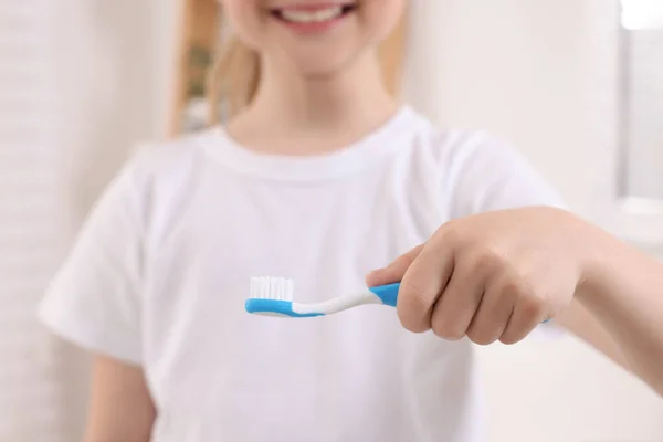 Κοριτσάκι Πλαστική Οδοντόβουρτσα Κοντινή Θέα — Φωτογραφία Αρχείου