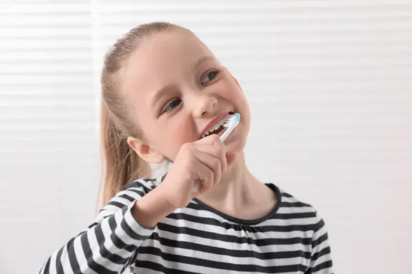 Милая Маленькая Девочка Чистит Зубы Пластиковой Зубной Щеткой Белом Фоне — стоковое фото