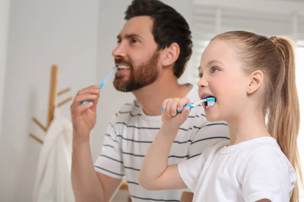 Pai Sua Filha Escovando Dentes Juntos Banheiro — Fotografia de Stock