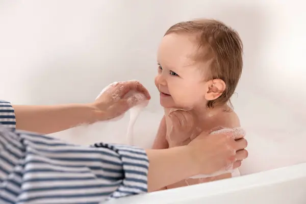 Mother Washing Her Little Baby Tub Home Closeup — Stock Photo, Image