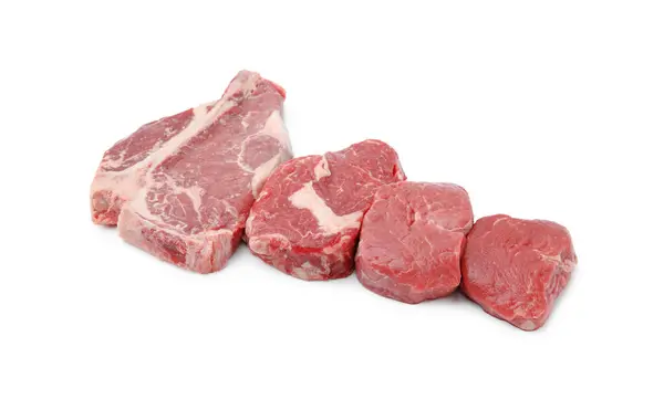 흰색에 신선한 소고기 고기를 자르십시오 — 스톡 사진