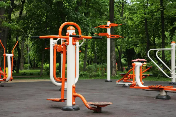 Empty Outdoor Gym Air Walker Ovate Stepper Twister Surfer — Stock Photo, Image