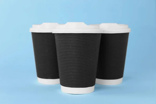 Χάρτινες Κούπες Λευκά Καπάκια Γαλάζιο Φόντο Καφές Για Έξω — Φωτογραφία Αρχείου