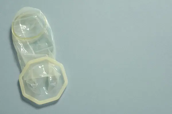 Rozvinutý Ženský Kondom Světle Modrém Pozadí Horní Pohled Prostor Pro — Stock fotografie