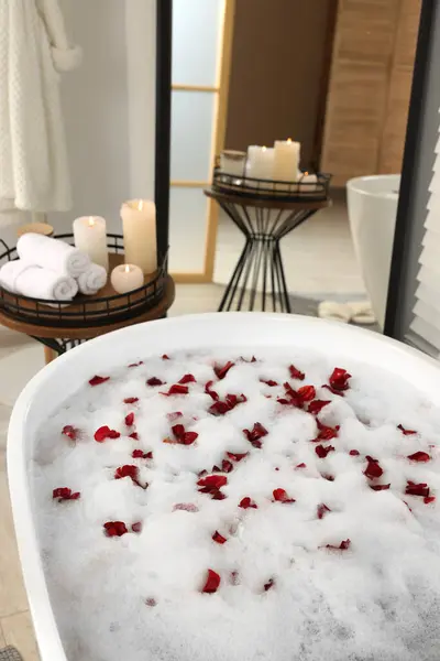 Banyoda Köpüklü Kırmızı Gül Yapraklı Küvet — Stok fotoğraf