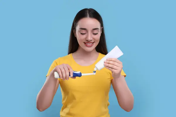 Щаслива Молода Жінка Стискає Зубну Пасту Трубки Електричну Зубну Щітку — стокове фото