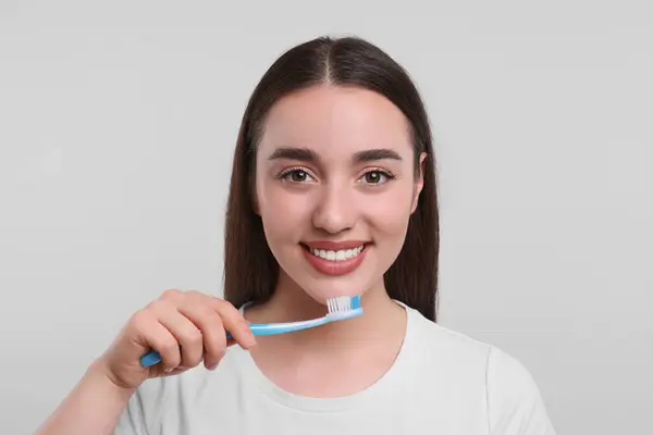 Счастливая Молодая Женщина Пластиковой Зубной Щеткой Белом Фоне — стоковое фото