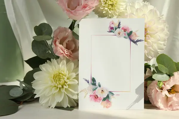 Tomma Inbjudningskort Eukalyptusblad Och Blommor Vitt Träbord Plats För Text — Stockfoto