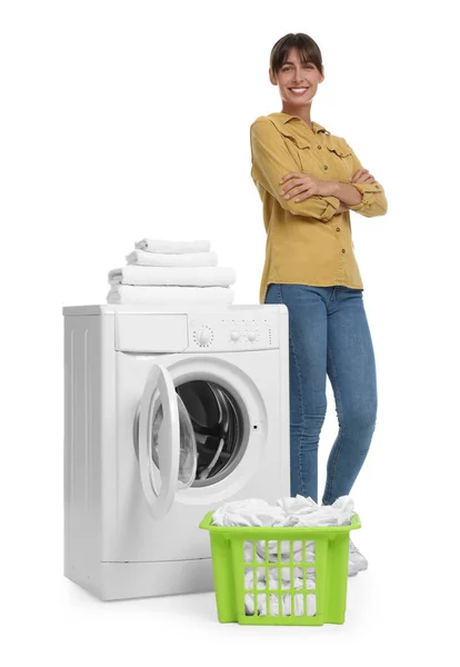 白い背景に洗濯機の近くに美しい女性 — ストック写真