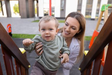 Çocuk parkında sevimli bir çocukla mutlu bir dadı.