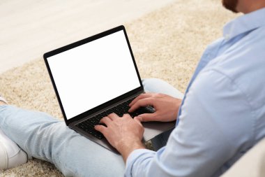Kapalı alanda dizüstü bilgisayar kullanan adam, yakın çekim görüntüsü