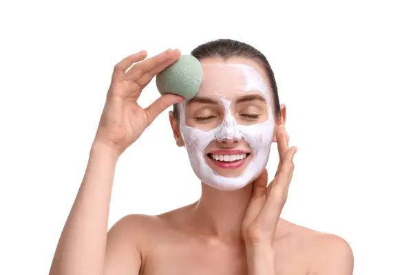 Glückliche Junge Frau Wäscht Gesichtsmaske Mit Schwamm Auf Weißem Hintergrund — Stockfoto