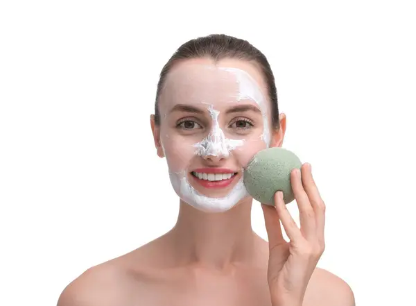 Glückliche Junge Frau Wäscht Gesichtsmaske Mit Schwamm Auf Weißem Hintergrund — Stockfoto