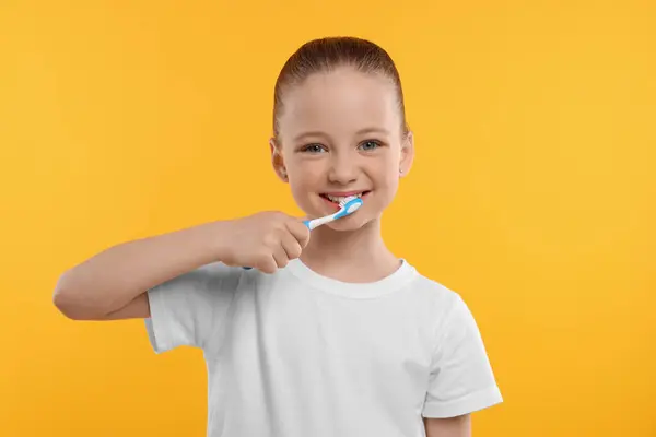 Щаслива Дівчина Чистить Зуби Щіткою Жовтому Фоні — стокове фото