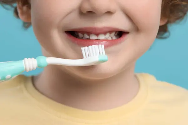 Χαριτωμένο Αγοράκι Βουρτσίζει Δόντια Του Πλαστική Οδοντόβουρτσα Γαλάζιο Φόντο Κοντινό — Φωτογραφία Αρχείου